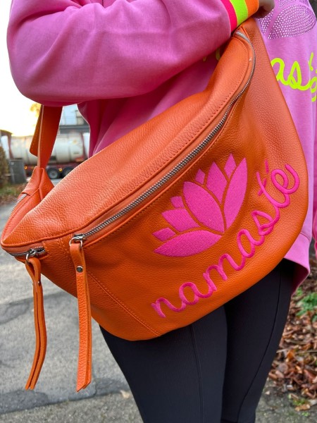 Bodybag Leder Namasté in Orange