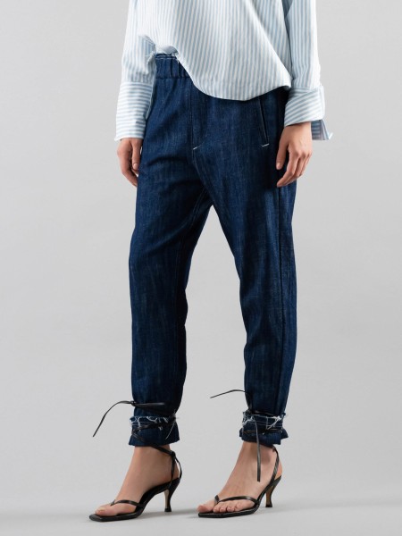 Jeans mit dehnbarem Bund und ausgefransten Kanten