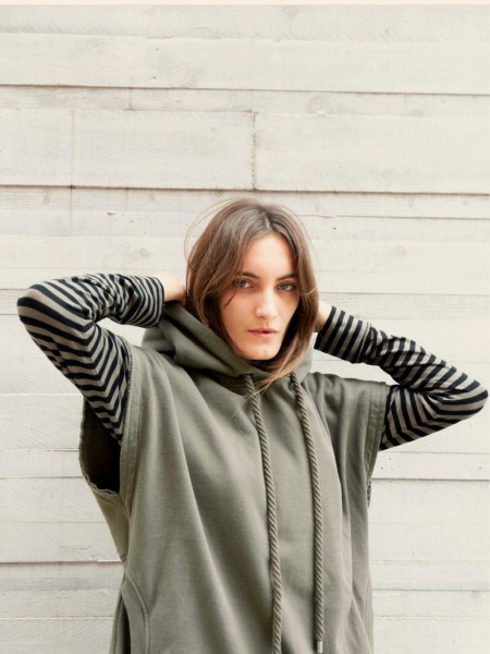 Hoodie ohne Arm in Olive