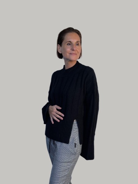 Pullover mit breiter Rippe und Schlitzen am Saum und Ärmel in Schwarz