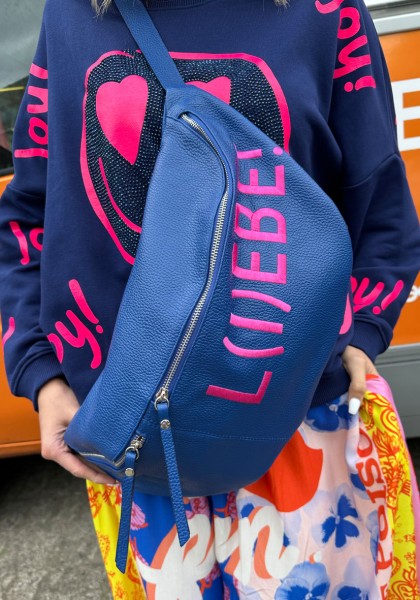 Bodybag aus Leder L(i)ebe Blau mit Pink