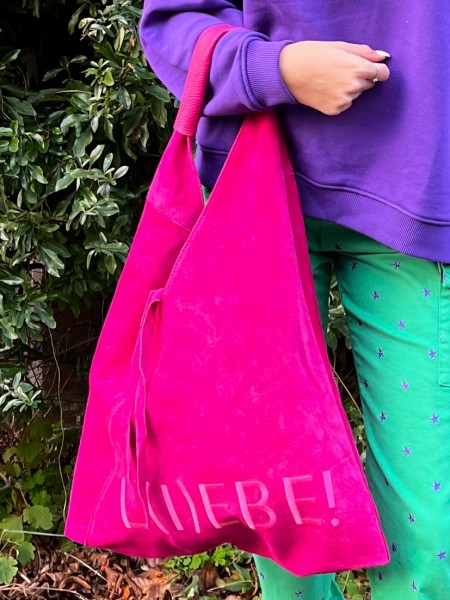 Veloursleder Tasche mit Stickerei Li(e)be in Pink