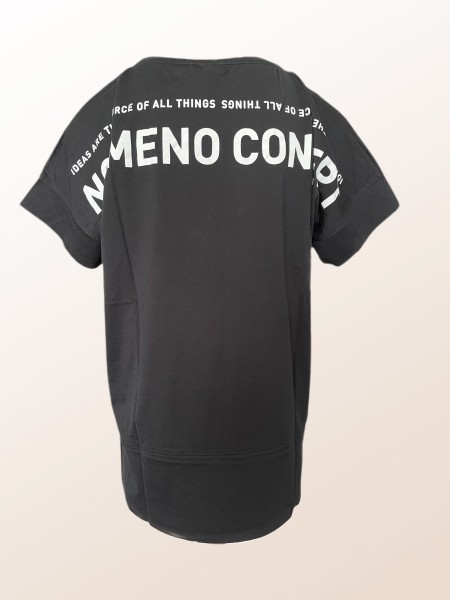 Weiteres T-Shirt mit weißer Schrift in Schwarz